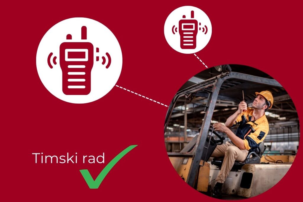 Komunikacija i timski rad – viljuškarista koristi radio uređaj za koordinaciju sa timom radi bezbednog rukovanja viljuškarom.