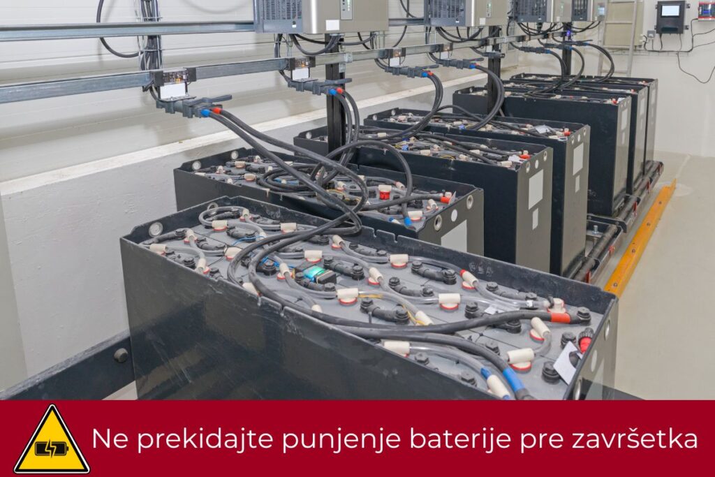 Pravilno punjenje baterije viljuškara – ne prekidajte punjenje pre završetka kako biste poboljšali vek trajanja baterije i osigurali optimalne performanse.