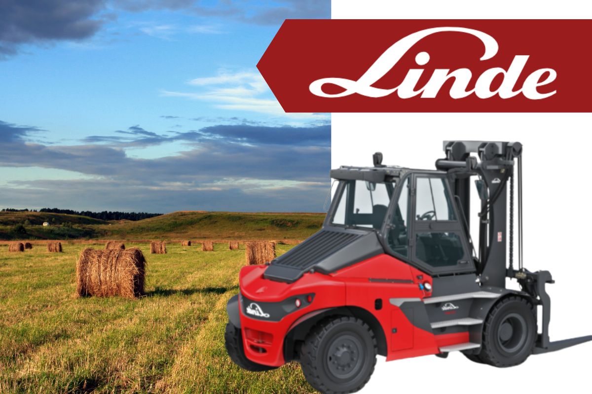 Crveni Linde viljuškar na polju sa balama sena, dizajniran za upotrebu u poljoprivredi, uz Linde logo u gornjem desnom uglu