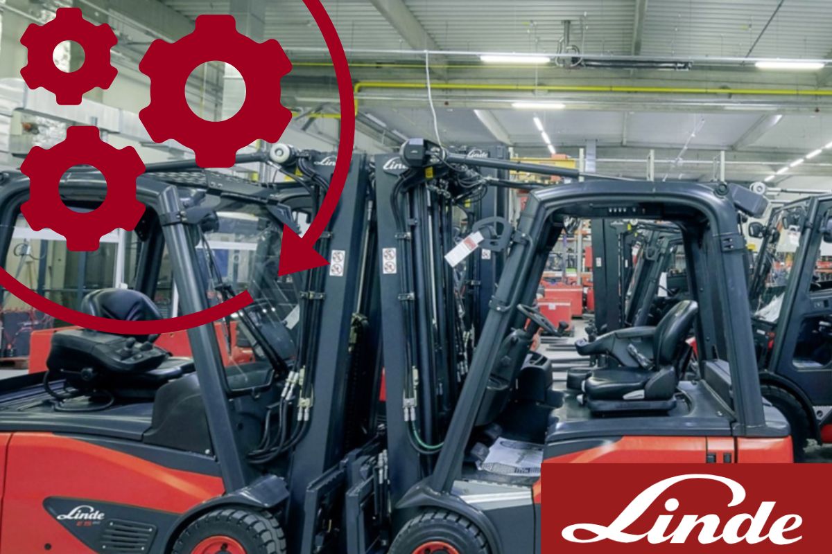 Industrijska hala sa Linde viljuškarima i simbolima zupčanika – ilustracija optimizacije i efikasnosti upravljanja flotom viljuškara