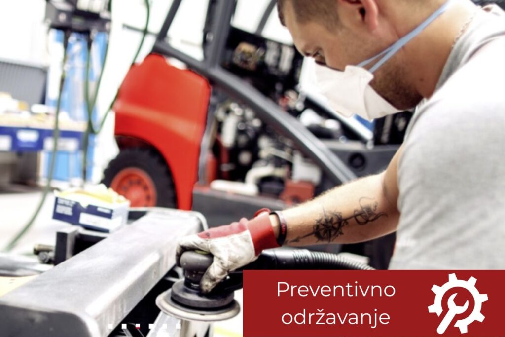 Radnik sa zaštitnom maskom obavlja preventivno održavanje viljuškara – ključna praksa za optimizaciju rada i produženje radnog veka opreme.
