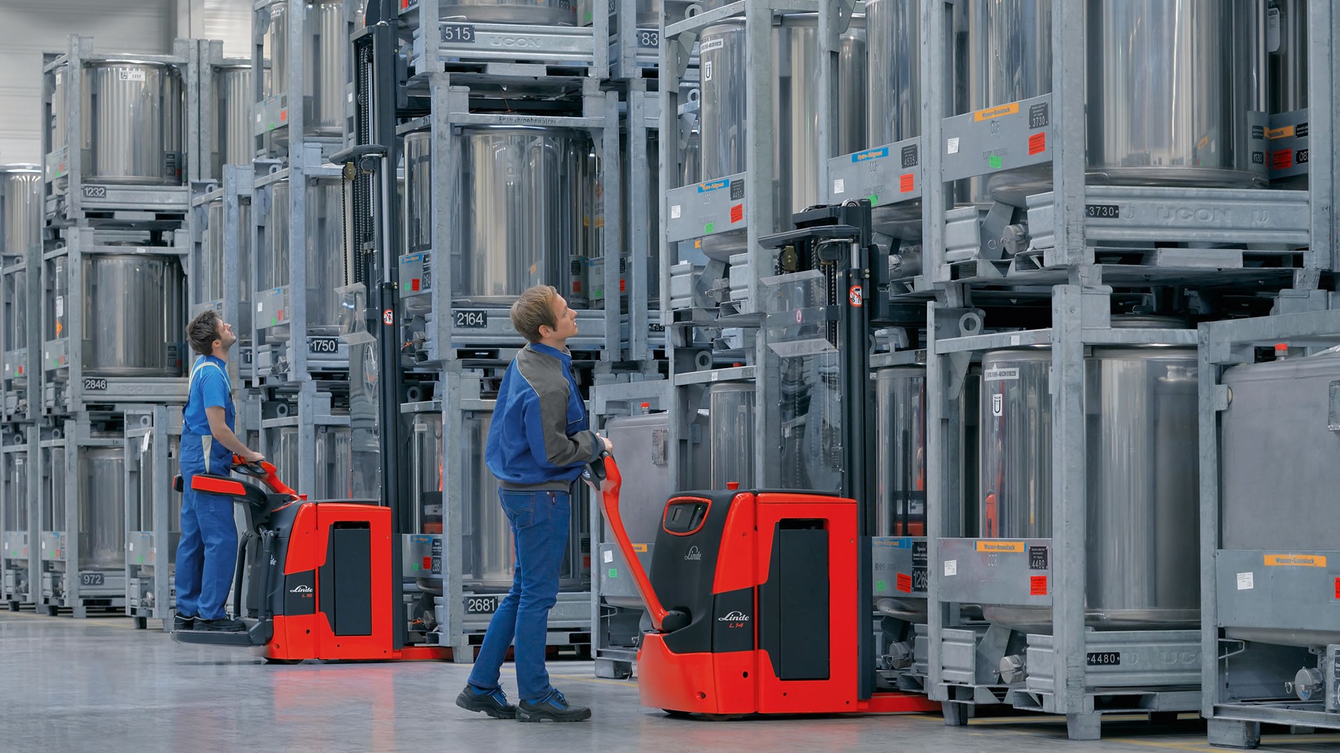 Radnici koriste Linde visokopodizna vozila sa Load Management Advanced sistemom za sigurno skladištenje i rukovanje robom u magacinu