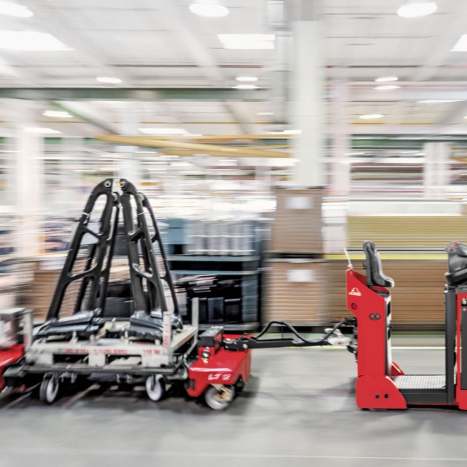 Autonomni Linde logistički voz sa prikolicom transportuje teret unutar fabrike