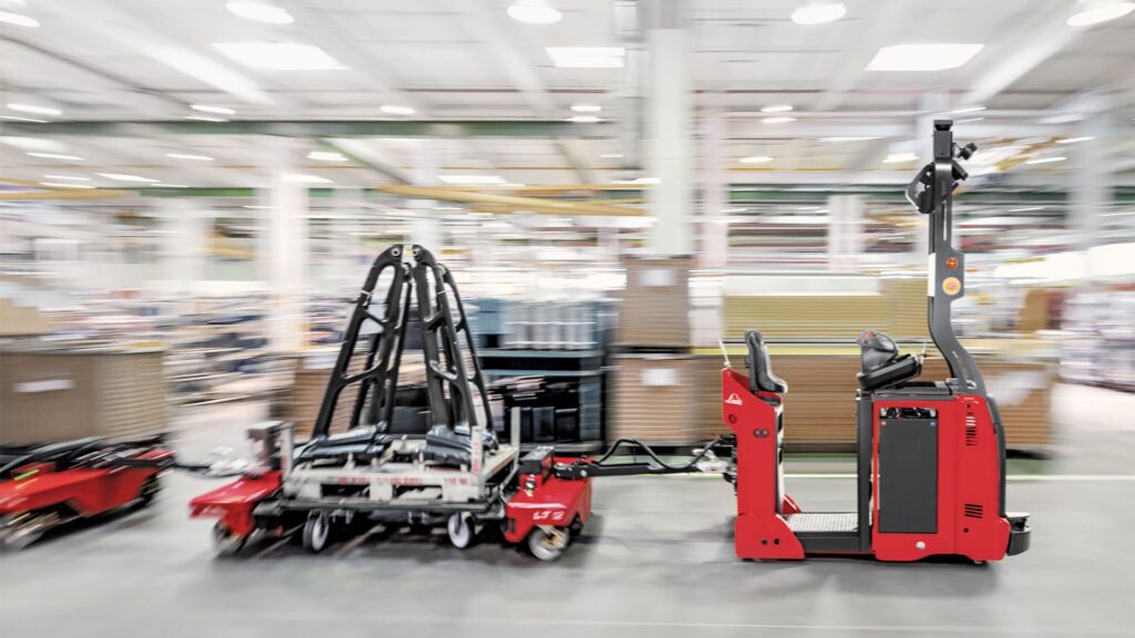 Autonomni robotski tegljač iz automatizovane serije Linde MATIC u akciji - idealno rešenje za repetitivne procese u magacinima i skladištima
