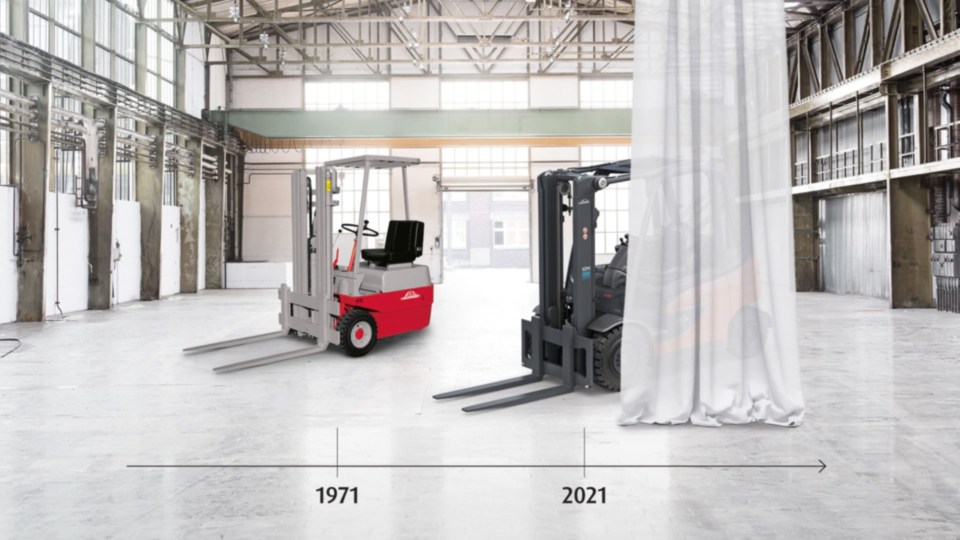 50 godina Linde električnih viljuškara, uporedni prikaz modela iz 1971. i 2021.