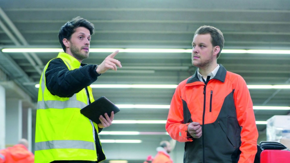 Predstavnik firme kupca Linde viljuškara koristi Lindesafety scan u skladištu, uz konsultacije sa predstavnikom kompanije Linde Material Handling. 