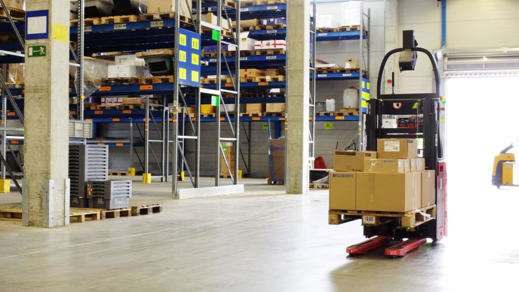 Linde viljušlar L-MATIC transportuje palete u skladištu kompanije HOLTER u Velsu