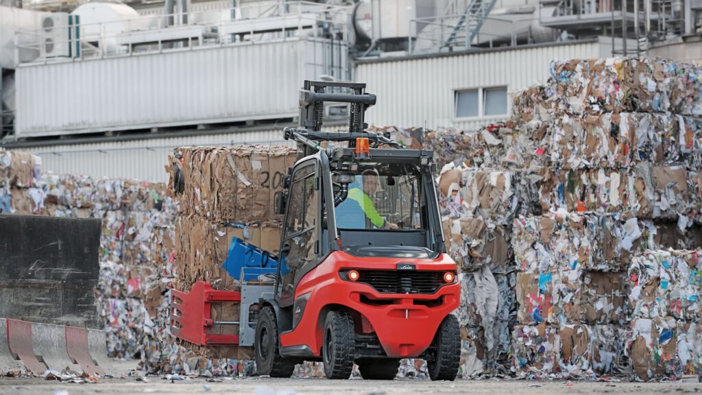 Linde viljuškar H50 obavlja transport u kompaniji Smurfit Kappa, pri čemu viljuškarista sedi sa zaokrenutim sedištem, dokazujući višestruke funkcionalnosti Linde viljuškara