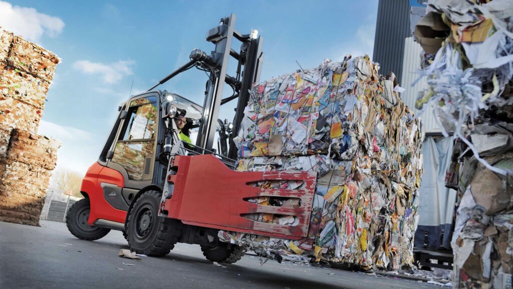 Linde vH50 prilikom transporta reciklažnog papirno-kartonskog materijala u krugu kompanije Smurfit Kappa