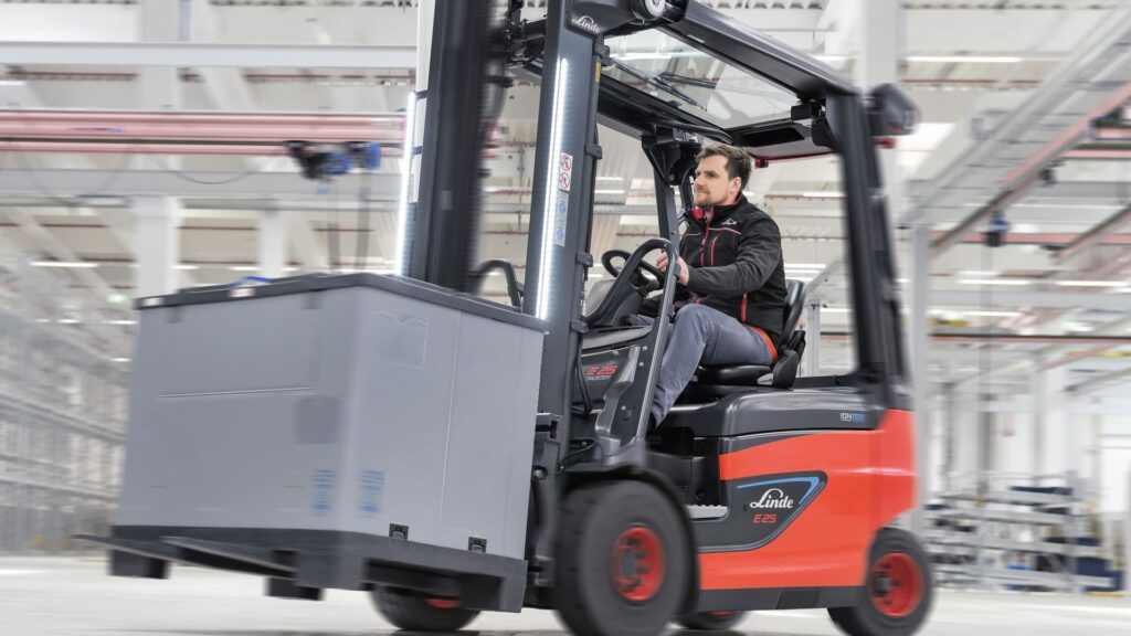 Linde Roadster model E20 – E35 R - prvi E-viljuškar sa kompletno optimizovanim pogledom.