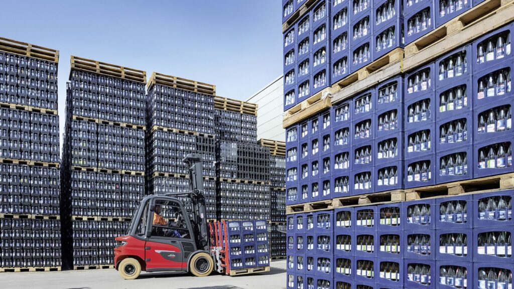 Električni viljuškar X35 kompanije Linde transportuje sanduke sa pićem iz otvorenog skladišta kompanije Ensinger