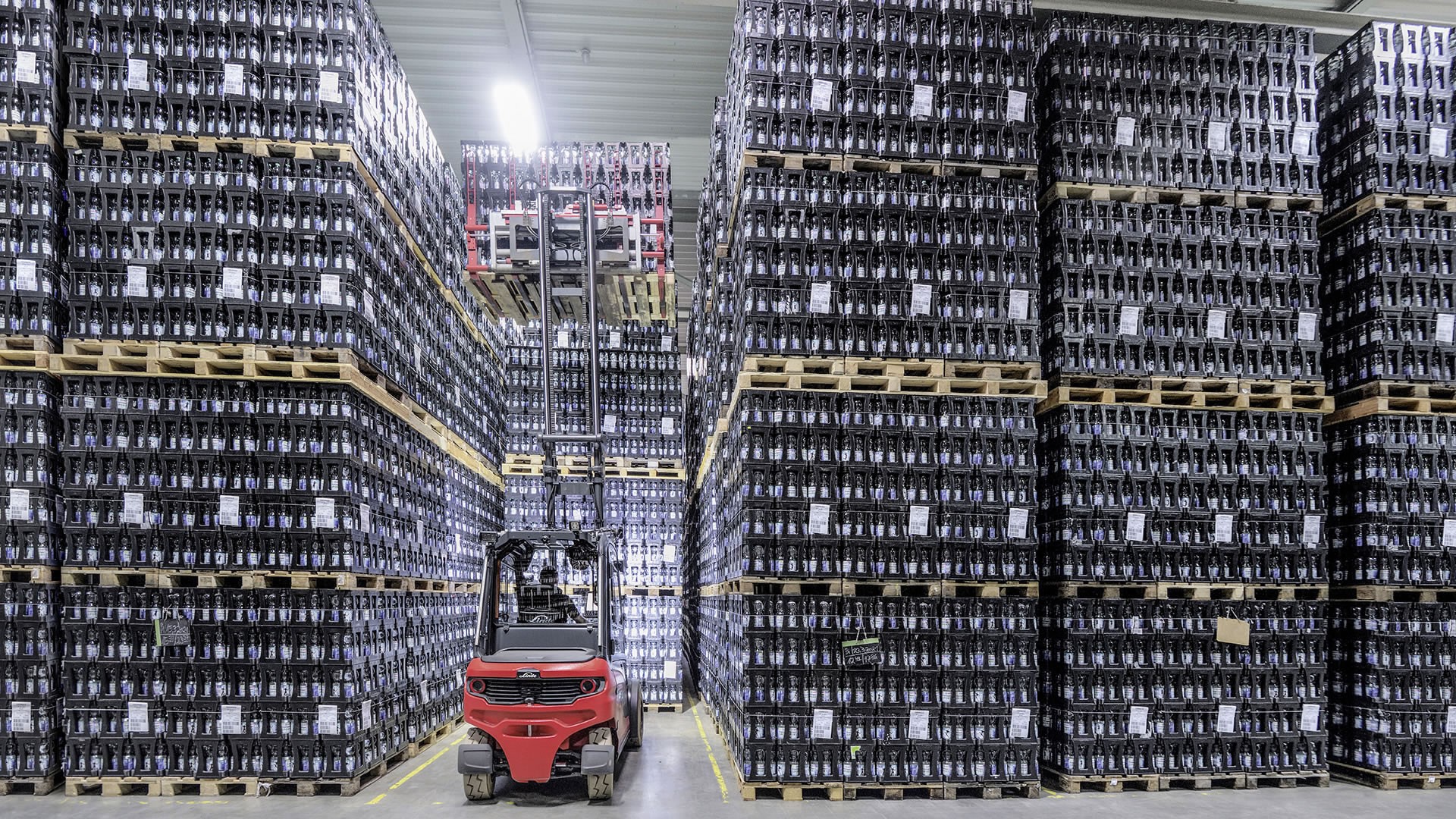Električni viljuškar X35 kompanije Linde transportuje sanduke za piće u skladištu kompanije Ensinger