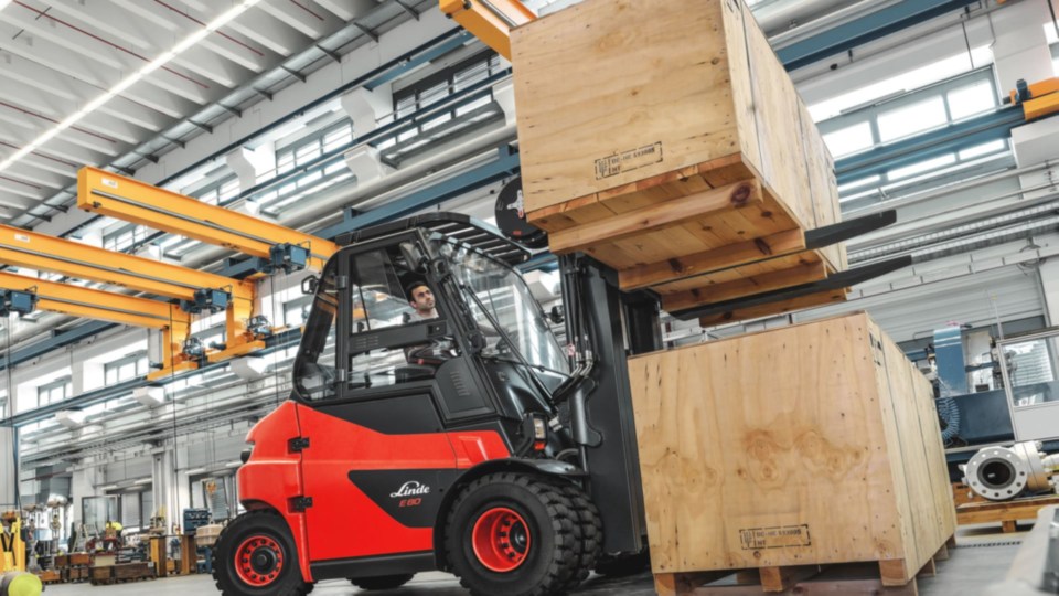 Linde e-viljuškar pod teškim teretom - dokaz koliko je Linde bezbednosni sistem bitan da obezbedi sigurnost pri transportu