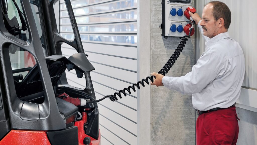 Linde električni viljuškar iz serije E12 – E20 na punjaču