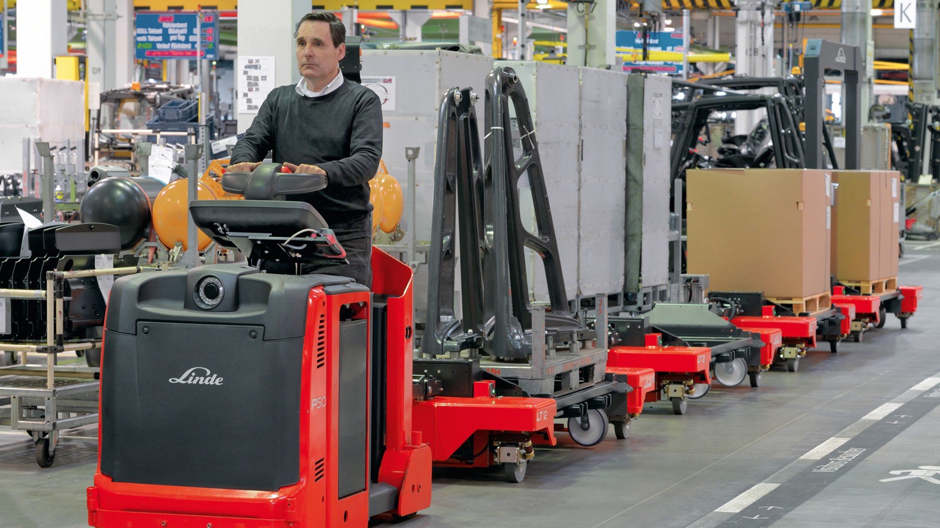 Linde logističko rešenje za budućnost sa inovativnim vučnim vozilom P50 u modernoj fabrici