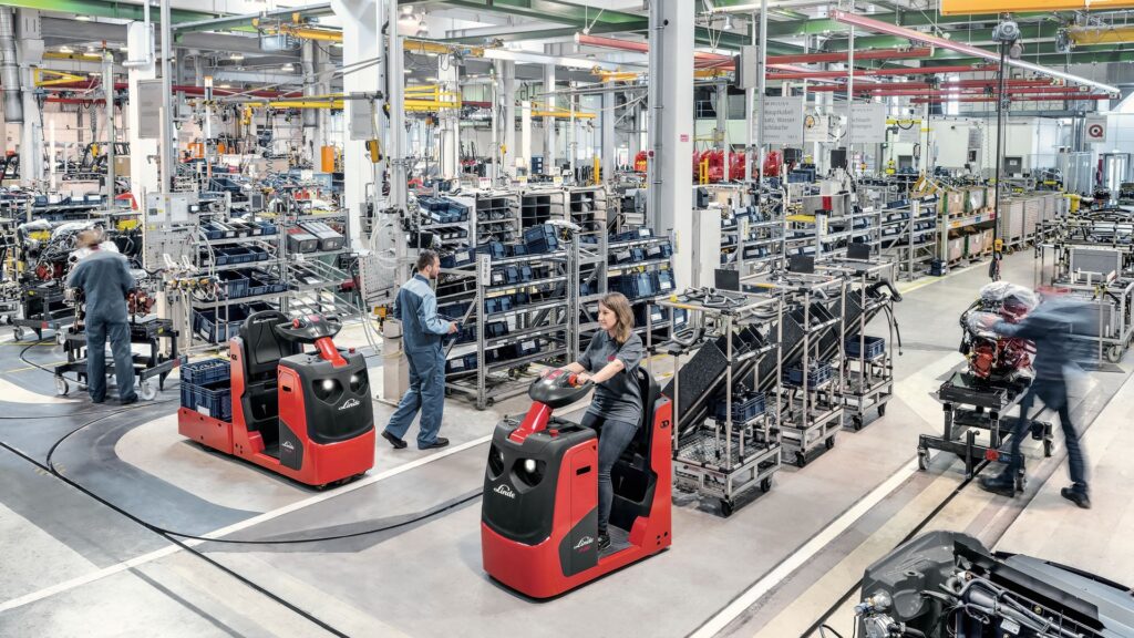 Linde tegljači sa više nosača robe transportuju komponente od skladišta do proizvodne linije.