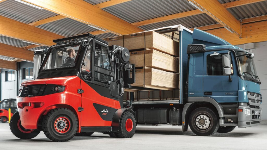 Linde električni viljuškar model E60 – E80 utovara palete u kamion
