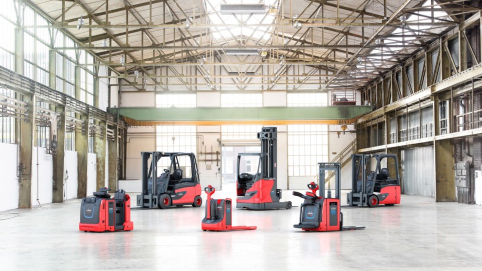 Linde viljuškari sa litijum-jonskim pogonom u velikoj industrijskoj hali