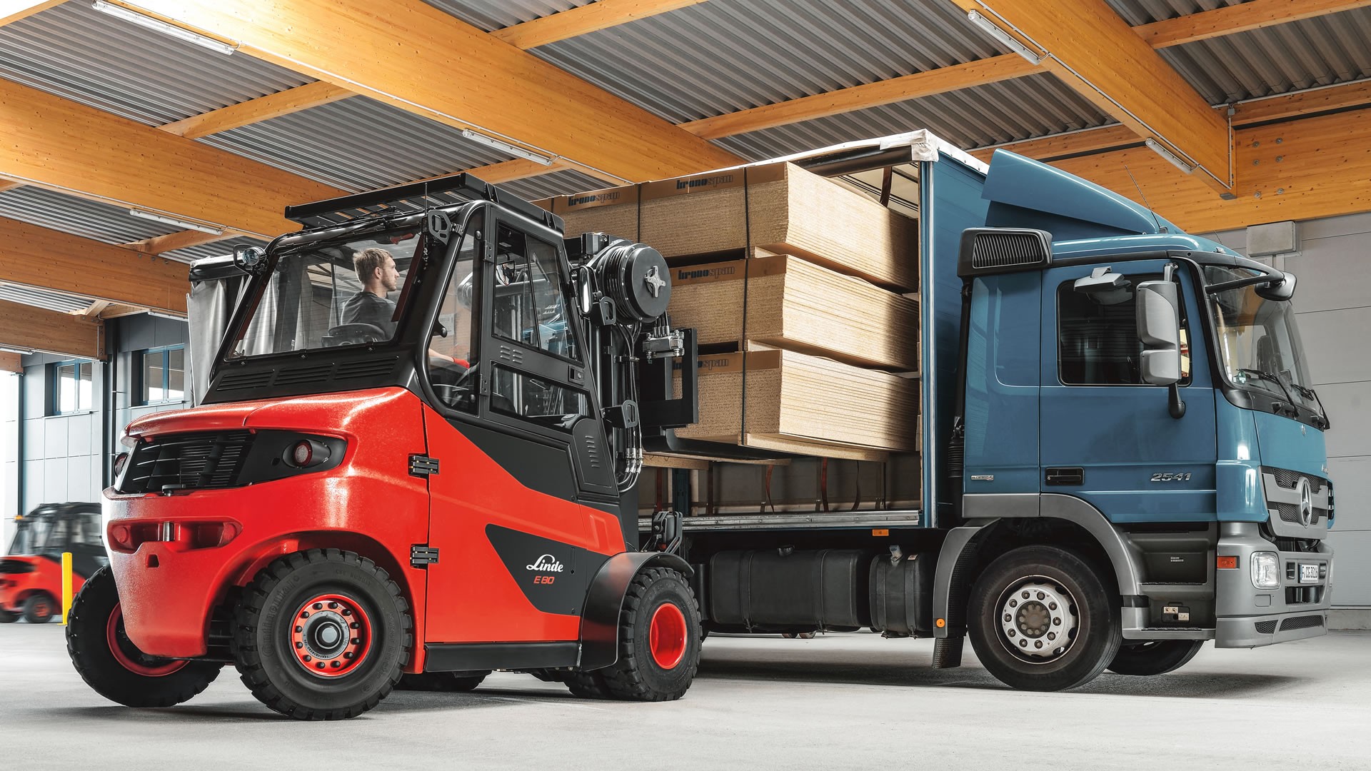 Linde viljuškar istovara teret sa kamiona, koordinisan aplikacijom Linde Truck Call koja pojednostavljuje dodeljivanje naloga za vožnju