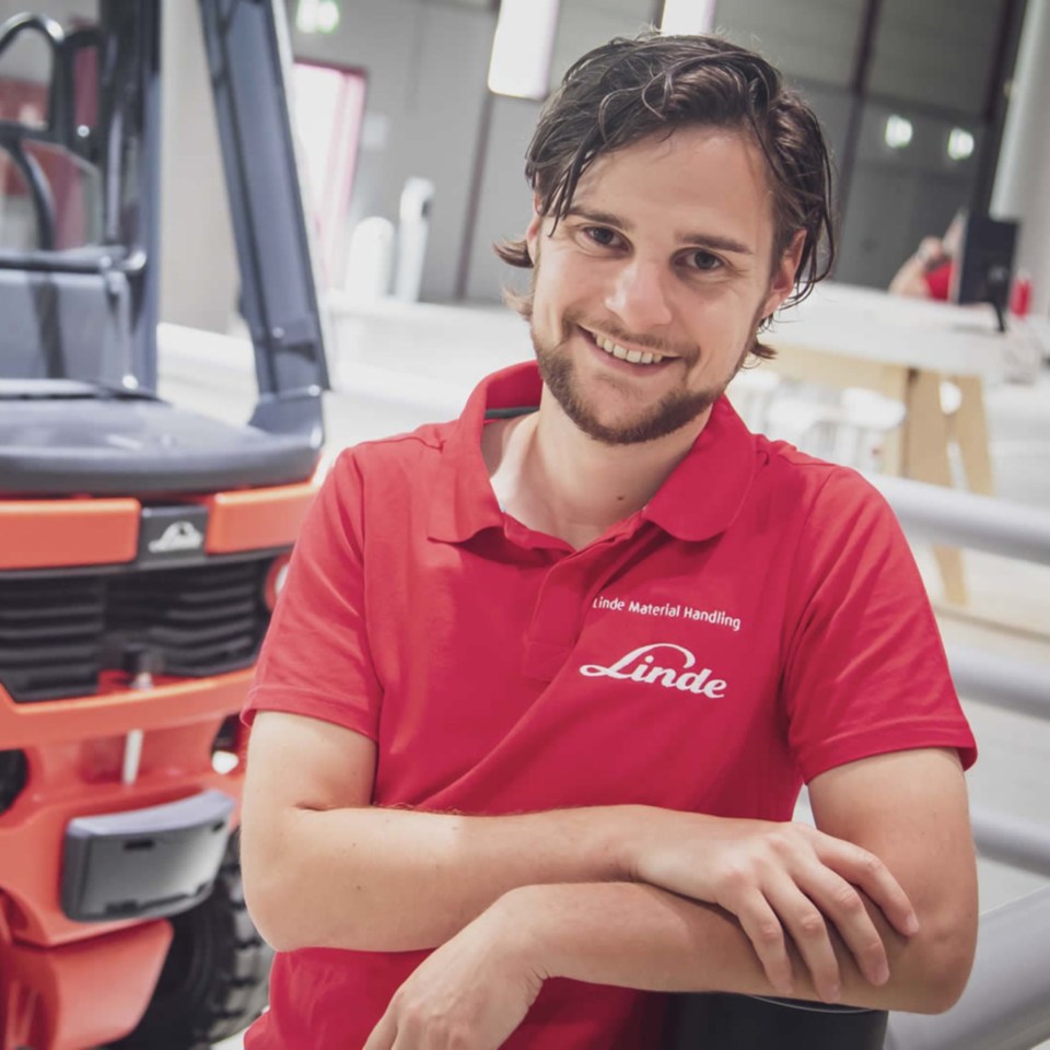 Menadžer kompanije Linde u crvenoj polo majici daje izjavu o prednostima sistema Linde Door Control za sprečavanje nezgoda.