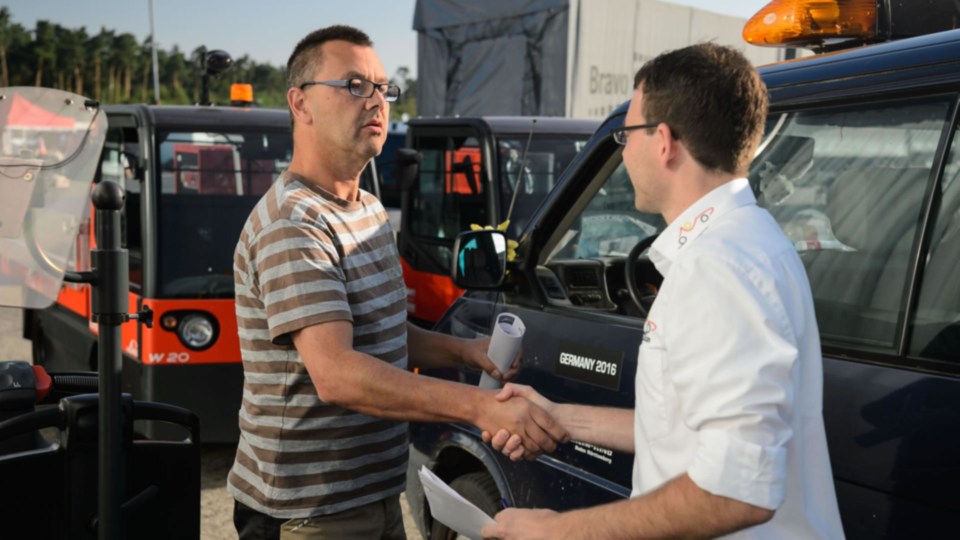 Rukovanje predstavnika kompanija Linde i korisnika viljuškara prilikom predaje viljuškara u kratkotrajni najam