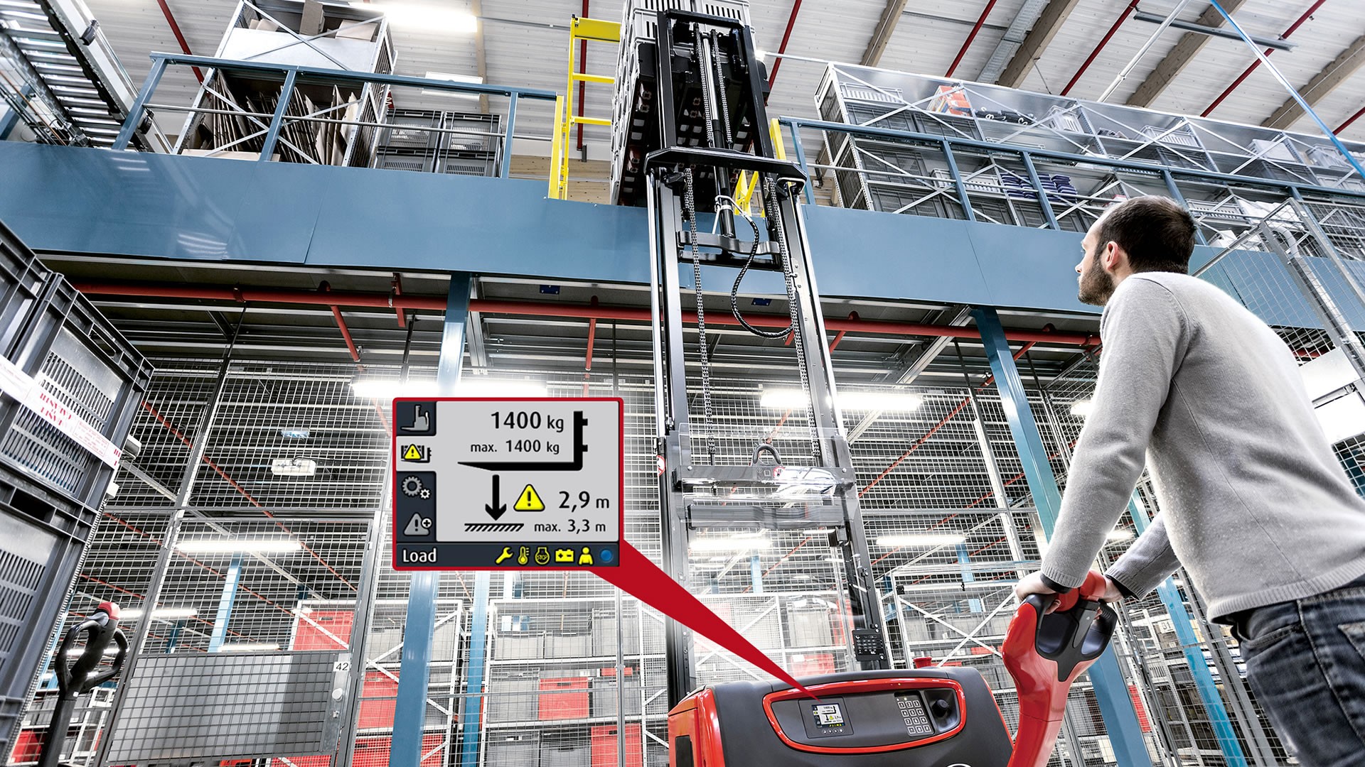 Zaposleni koristi Linde viljuškar u skladištu, sa fokusom na sistem Linde Load Management Advanced, koji čini rukovanje teretom pomoću visokopodiznih vozila jednostavnijim i bezbednijim.