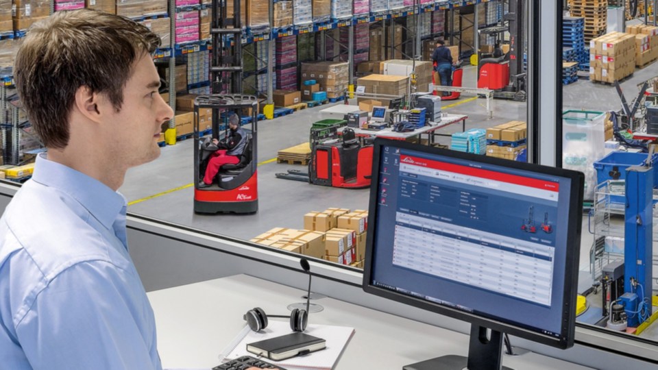 Zaposleni radi u Linde aplikaciji, a na monitoru je modularni sistem za upravljanje flotom connect: kompanije Linde nudi brojne funkcije za kontrolu pristupa, upravljanje podacima, izveštaje, kontrolu štete i detaljnu analizu korišćenja.