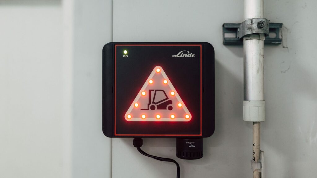 Signalna jedinica Linde Door Control sa crvenim LED lampicama i simbolom viljuškara, montirana na zidu.