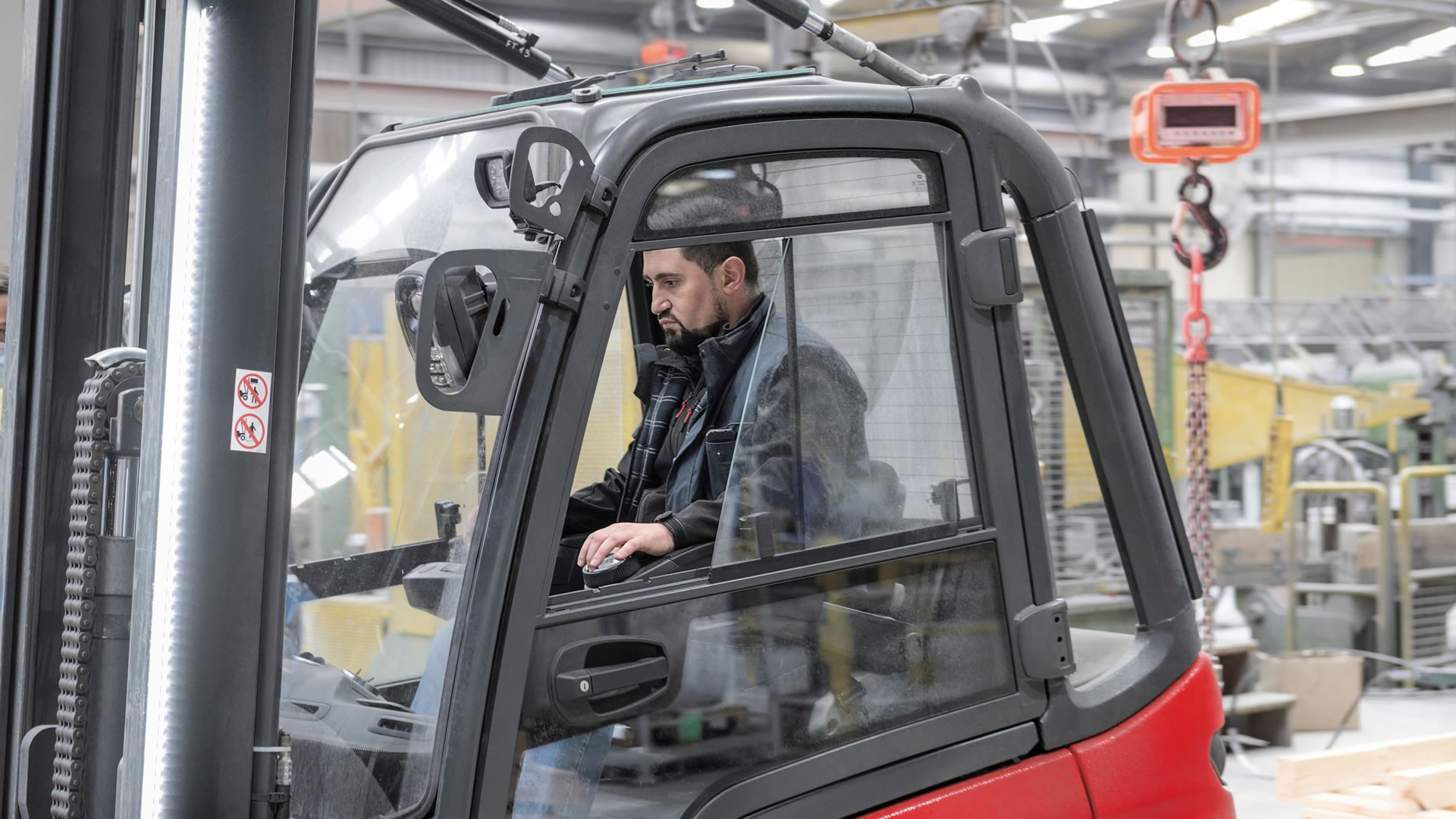 Vozač upravlja Linde viljuškarom sa inovativnim Steer Control sistemom u industrijskoj hali