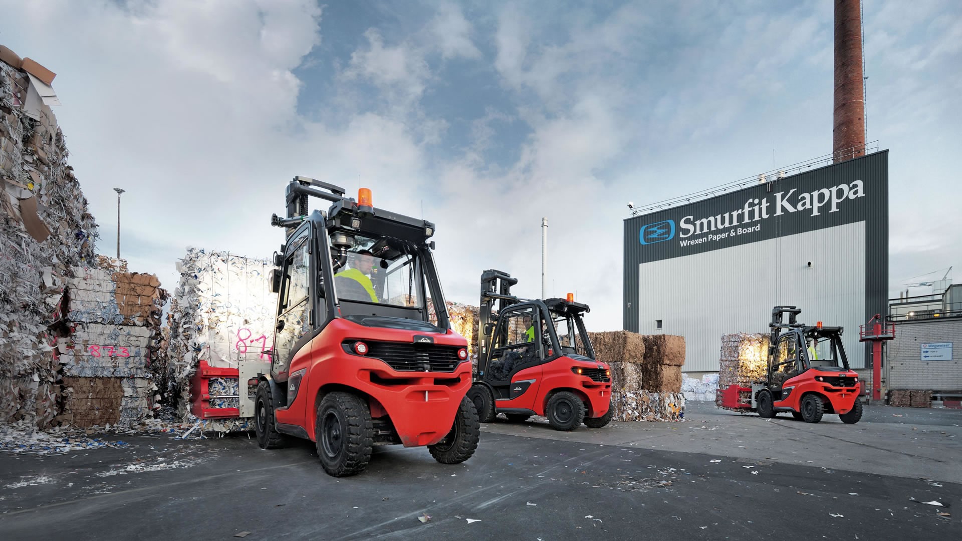Linde viljuškar H50 kompanije transportuje karton u kompaniji Smurfit Kappa