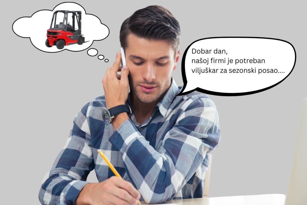 Muškarac razgovara telefonom i zapisuje beleške, razmišlja o crvenom viljuškaru u oblačiću, govori: 'Dobar dan, našoj firmi je potreban viljuškar za sezonski posao...'.