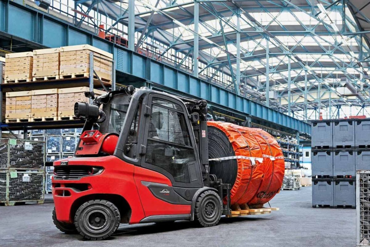 Gasni viljuškar Linde u industrijskom magacinu prevozi veliki teret